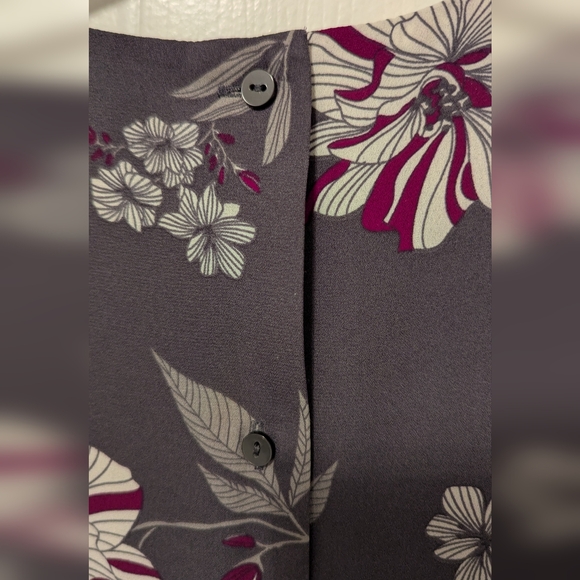 3/$20 Banana Republic Sleeveless Blouse, Floral - Picture 4 of 5